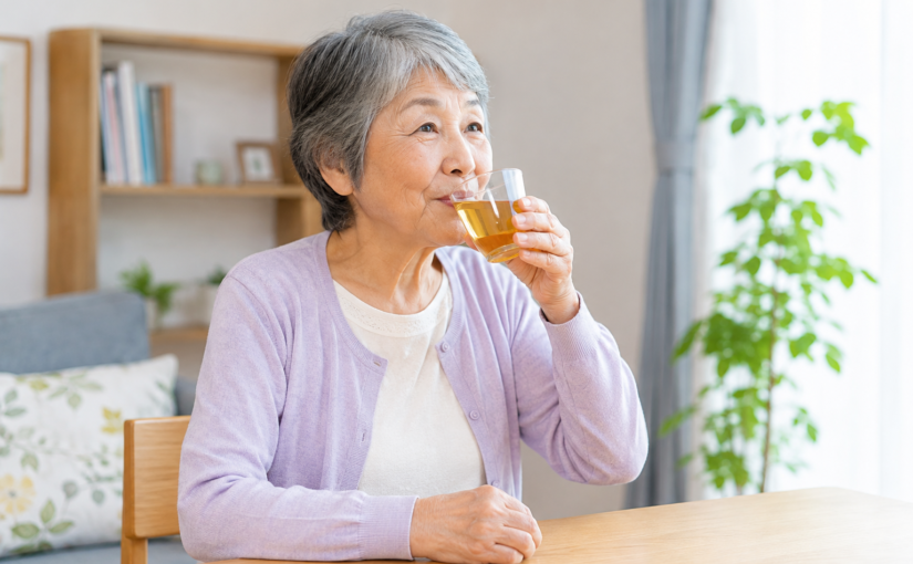 高齢者の水分補給はなぜ大切？必要な水分量と脱水を防ぐポイント